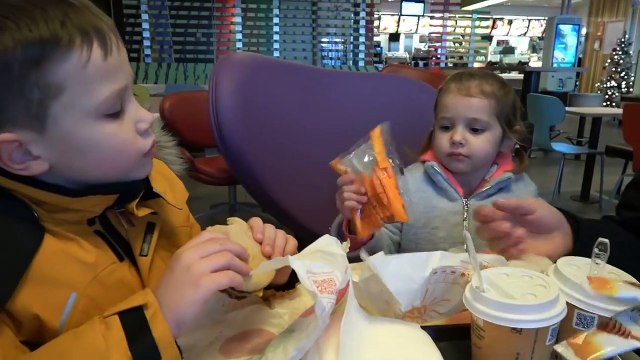 Макс летит в новый дом Пропустят ли Мурку с нами в самолет Продаем папину машину