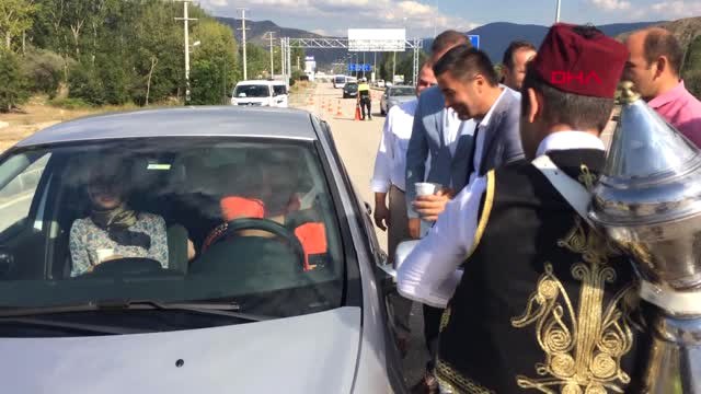 Çankırı Çankırı'da Sürücülere Meşhur Kaya Tuzu ve Kızılcık Ekşisi İkram Edildi Hd