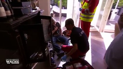 Schreckliche Messer-Bedrohung: Täter erleidet plötzlich Herzinfarkt | Die Ruhrpottwache | SAT.1 TV