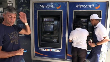 Les Vénézuéliens retirent leurs nouveaux billets