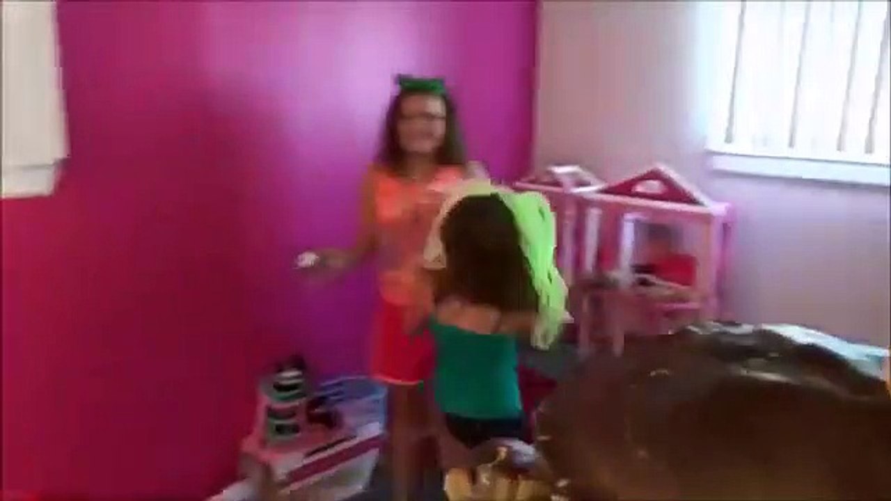 Annabelle Freaks Out! Real Crab In Room Victoria Toy Freak Family