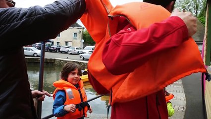 Les ENFANTS CONDUISENT le BATEAU Mini CROISIÈRE en FAMILLE Mel & Alex