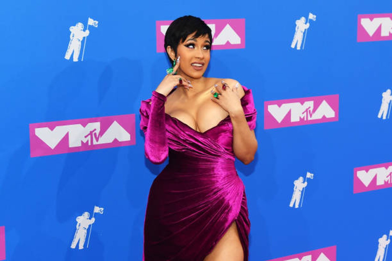 ⁣VMAs Red Carpet Showstoppers