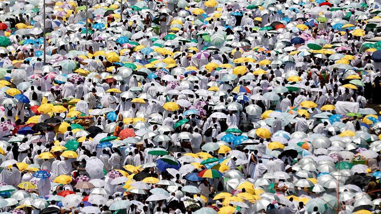 شاهد: حشود الحجاج الهائلة تصلي على جبل عرفة أثناء فريضة الحج