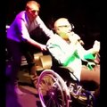 Mehmet Ali Erbil, tekerlekli sandalyeyle sahneye çıktı