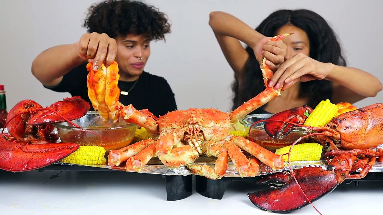 WHOLE KING CRAB MUKBANG  (with 15LB LOBSTERS,  potatoes and corn) - 30LB SEAFOOD BOIL