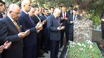 Devlet Bahçeli Alparslan Türkeş'in kabrini ziyaret etti
