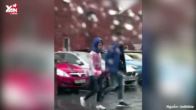 Cặp đôi đi dưới mưa không cởi áo cho nhau mà chỉ cởi nón, nếu là bạn thì bạn sẽ làm gì?