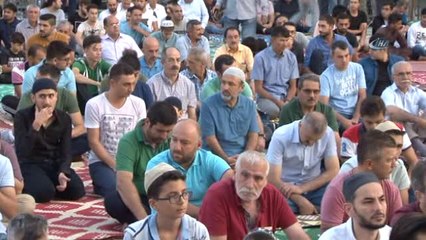 Binlerce Vatandaş Bayram Namazı İçin Eyüp Sultan'da Buluştu