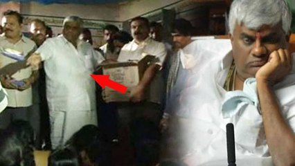 Kerala Flood: HD Revanna का इंसानों से जानवरों जैसा बर्ताव, फेंक कर दिए Biscuits | वनइंडिया हिंदी