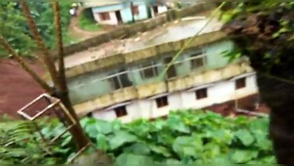 கேரளா வெள்ளத்தால் இடியம் கட்டிடம் !