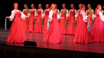 Cette étrange danse folklorique Russe donne l'impression que les danseuses flottent au dessus du sol !