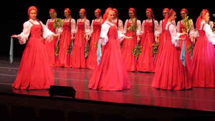 Cette étrange danse folklorique Russe donne l'impression que les danseuses flottent au dessus du sol !