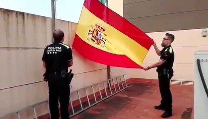 La policía local de Abrera (Barcelona) homenajea la bandera de España