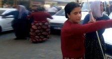 Polis Sopalarla Kavgaya Koşan Kadınları 