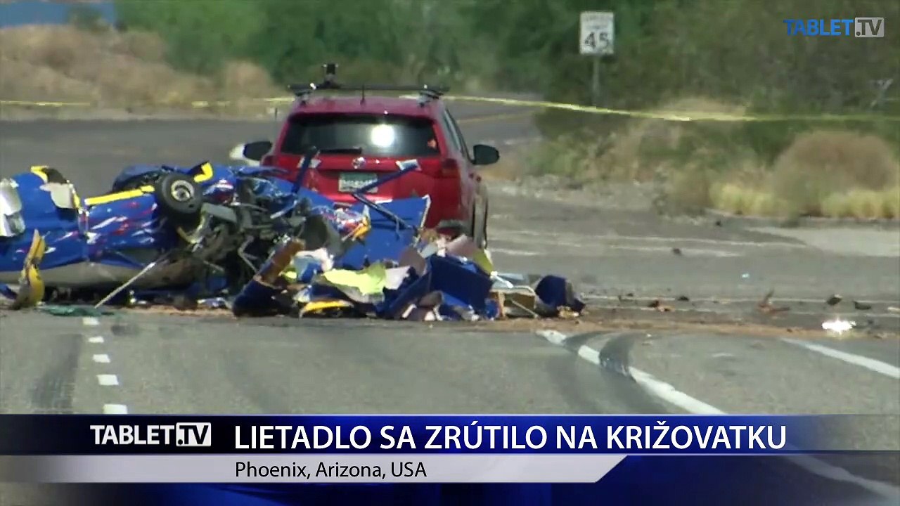 Lietadlo sa zrútilo na križovatku, kde spôsobilo dopravnú nehodu