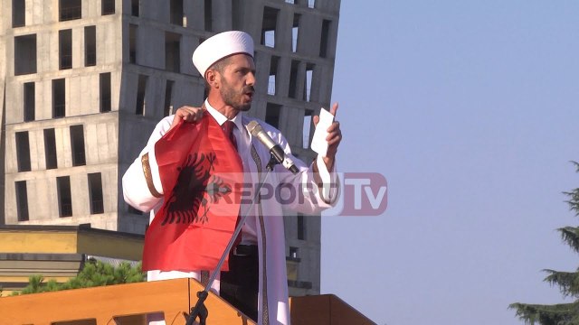 Report TV - Myftiu i Tiranës me Flamurin Kombëtar: Gjithçka na duhet është dashuria