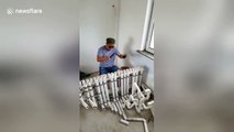Plumber uses plastic pipes to play Chinese ballads