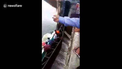 Heart-stopping moment 4 men avoid falling off dam’s crest after boat’s motor fails