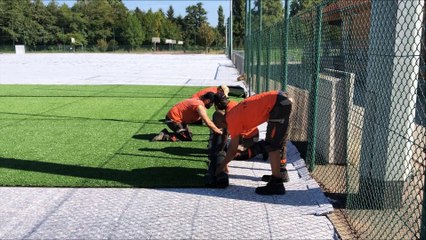 L'installation du terrain synthétique au stade Malleval de Roanne