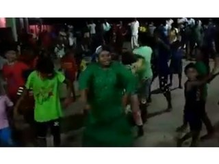 റിലീഫ് ക്യാമ്പിൽ താത്തയുടെ കിടിലൻ ഡാൻസ് | Oneindia Malayalam