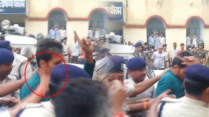 मंदसौर गैंगरेप: हिन्दू महासभा के कार्यकर्ता ने कोर्ट परिसर में आरोपी को जड़ा चांटा, देखें VIDEO