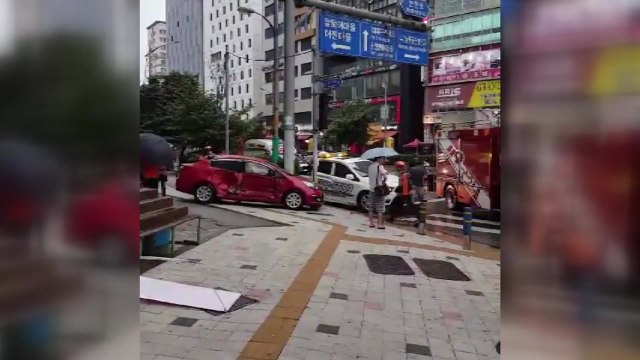 인천 논현동서 25인승 버스·승용차 충돌...6명 부상 / YTN