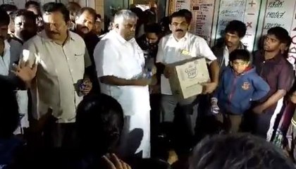 ദുരിതബാധിതർക്ക് ബിസ്‌കറ്റ് വലിച്ചെറിഞ്ഞ് മന്ത്രി | Oneindia Malayalam