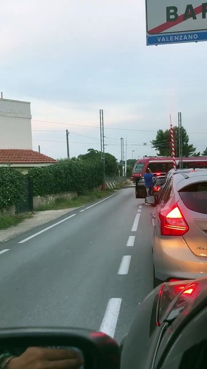 Bari: il treno passa con il passaggio a livello aperto, paura ed indignazione tra gli automobilisti