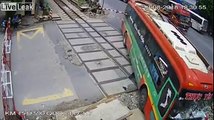 Ce bus s'empale sur les rails avant que le train arrive au passage à niveau !