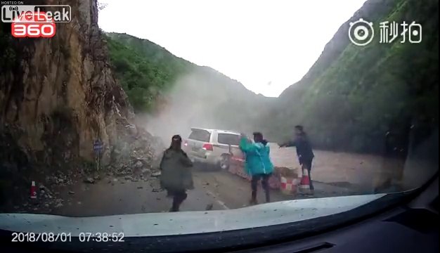 Glissement de terrain sur une voiture ! Ce conducteur de 4x4 a eu chaud !