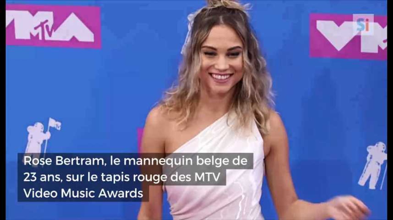 Rose Bertram, le mannequin belge de 23 ans, sur le tapis rouge des MTV Video Music Awards