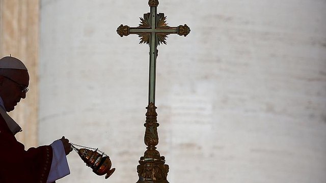 Le pape François condamne les actes pédophiles