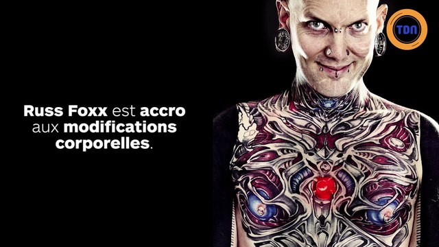 Cet homme cyborg a fait implanter ses clés dans ses bras et ses mains !