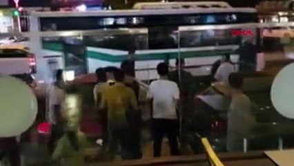 Yer Adana: Trafik cezasına kızdı, yol ortasında arabasını parçaladı