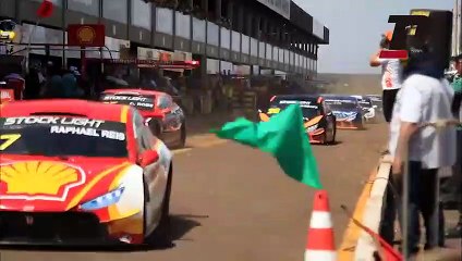 Un pilote de Stock Car renverse des mécaniciens en arrivant au stand