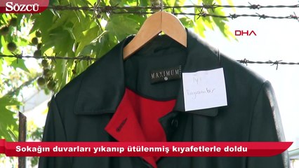 Sokağın duvarları yıkanıp ütülenmiş kıyafetlerle doldu