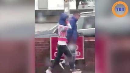 Un homme ne donne que sa capuche lors d'une forte pluie à sa petite amie !