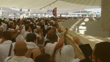 Hacılar Kurban Bayramı'nın ilk gününde şeytan taşladı