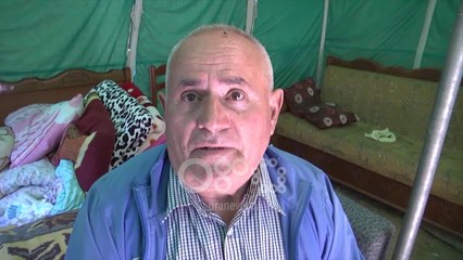 Ora News -Tërmeti i prishi shtëpinë, familja me 12 anëtare në Mat festoi Kurban Bajramin në çadër
