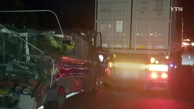 중부내륙고속도로 5중 추돌...2명 사상 / YTN