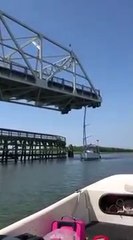 Un grand voilier se prend un pont...