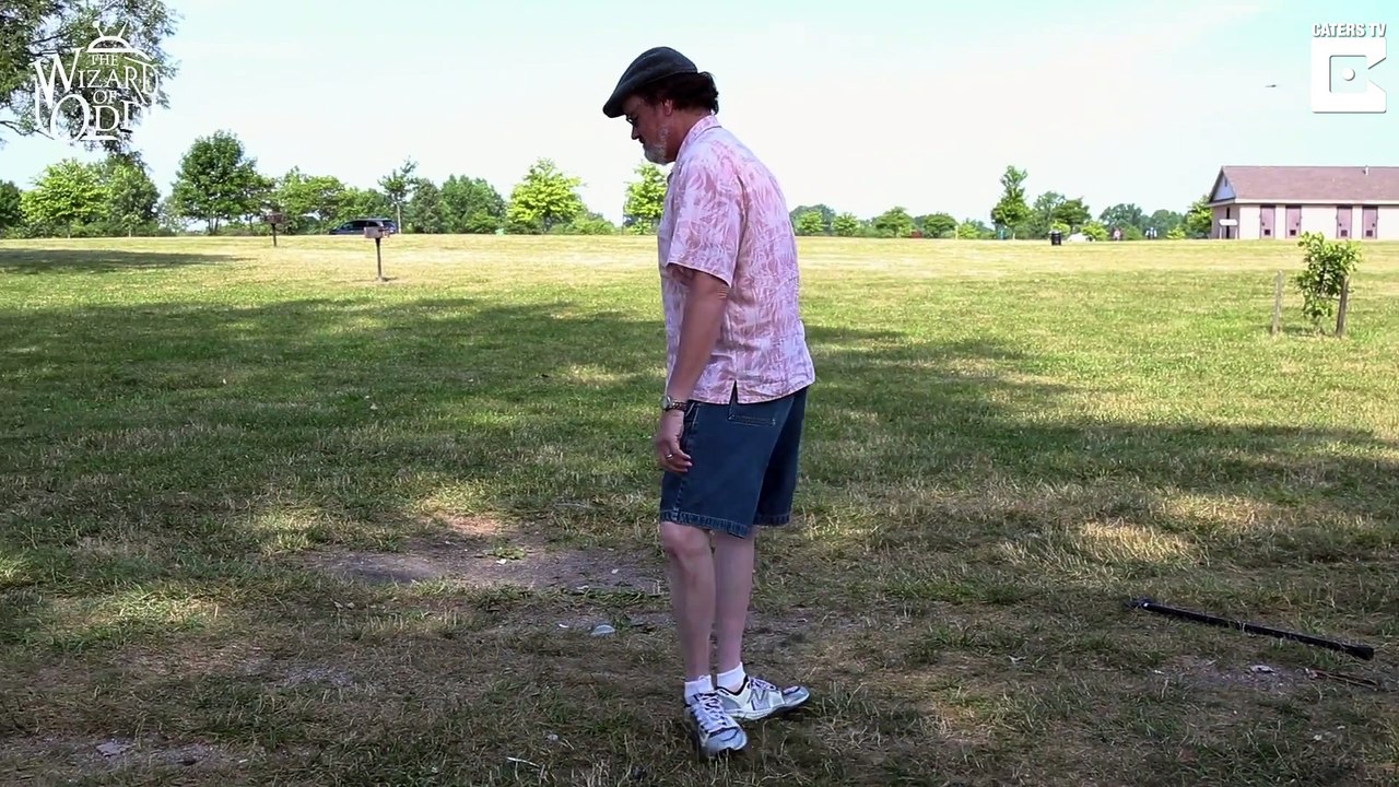 Voici Elastic Man, un homme qui peut tourner ses pieds à 180°