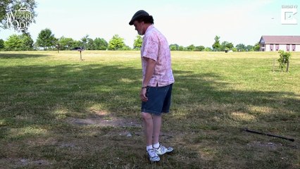 Voici Elastic Man, un homme qui peut tourner ses pieds à 180°