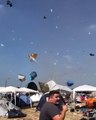 Une mini tornade emporte toutes les tentes pendant un festival