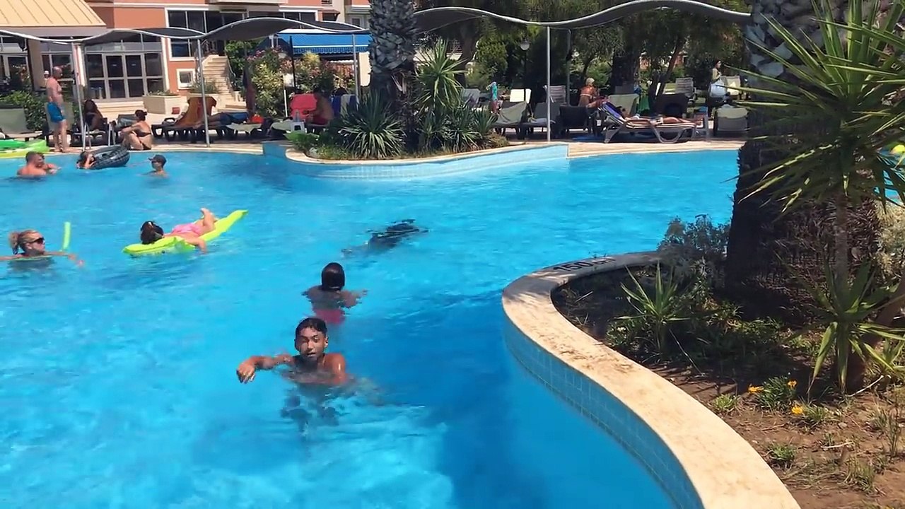 NASSIM SE BAT AVEC UN MEC A LA PISCINE !
