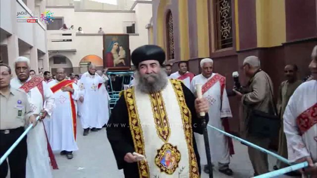 الأقباط يشهدون موكب الدورة فى ختام احتفالات صيام العذراء بدير درنكه بأسيوط