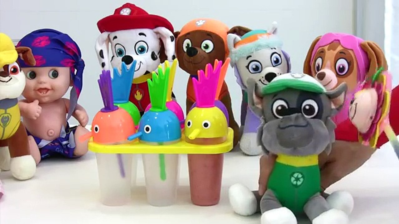 LA PATRULLA CANINA Y LOS BEBÉS HACEN RICOS HELADOS CASEROS PERO A RUBEL SE LE CAE TODO! /