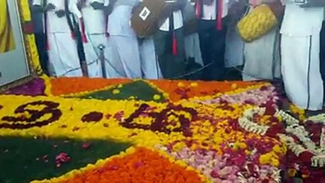கருணாநிதியின் சமாதியில் எ.வ.வேலு தலைமையில் ஆடி பாடி நினைவஞ்சலி-வீடியோ