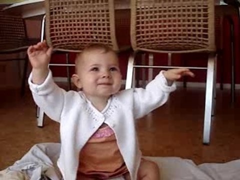 Chrystale encore bébé qui danse sur tryo à la guitare